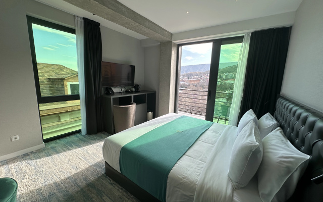 Deluxe Double room with balcony and with view (full double bed) · Mit Tbilisi Hotel — photo 6