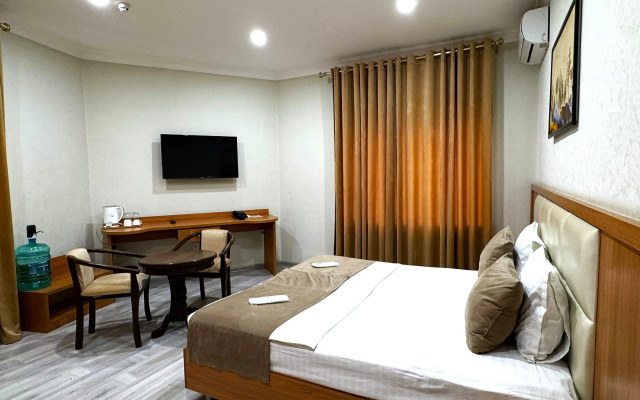 Отель The Moon Hotel
