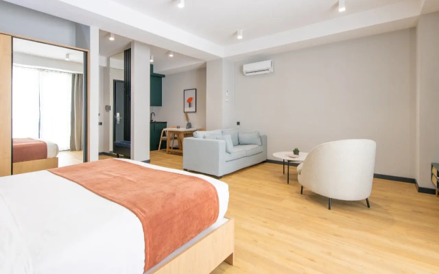 Double Studio Suite with Kitchen with balcony (full double bed) · Gratus Aparthotel Tbilisi — photo 3