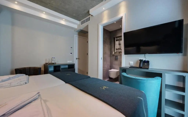 Standard Twin room (twin beds) · Mit Tbilisi Hotel — photo 3