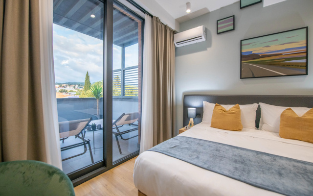 2 Bedrooms Penthouse Terrace Suite with Kitchen · Gratus Aparthotel Tbilisi — photo 4