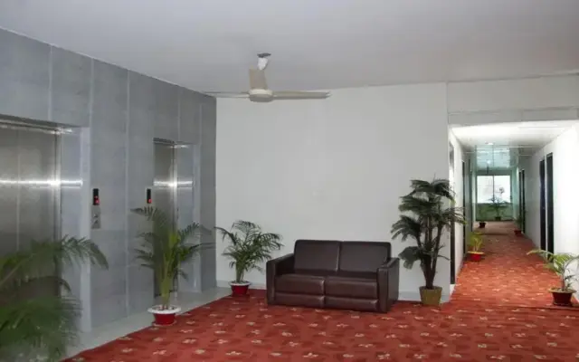 Отель Sel Nibash Hotel & Serviced Apartments