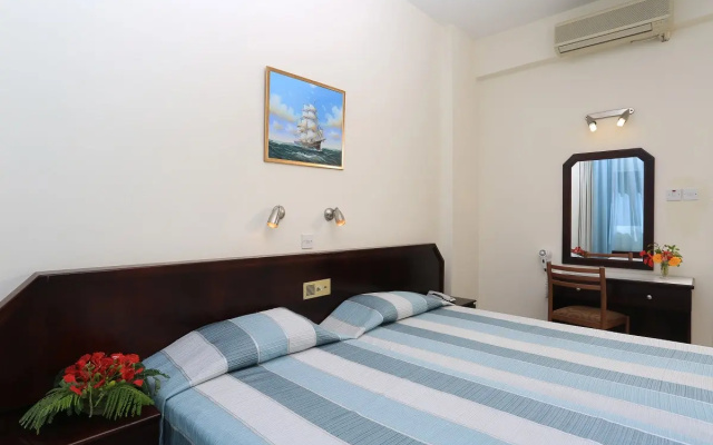 Отель Jacaranda Apartments