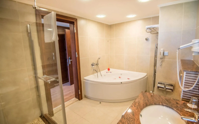 Отель Korineum Golf & Beach Resort