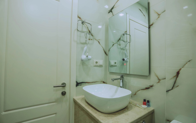 Family Suite with sea view · Royal Medis Hotel — photo 10
