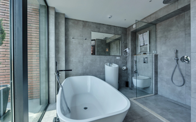 Prestige Double room with balcony and with view (full double bed) · Mit Tbilisi Hotel — photo 5