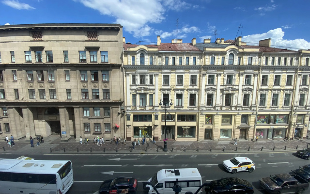 Апартаменты с видом на Невский проспект