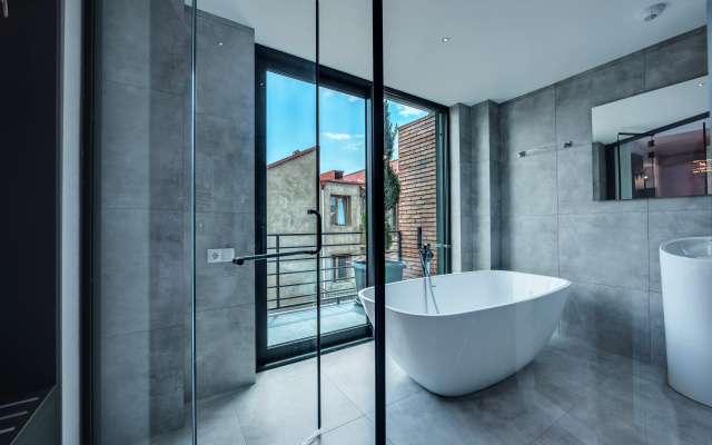 Prestige Double room with balcony and with view (full double bed) · Mit Tbilisi Hotel — photo 4
