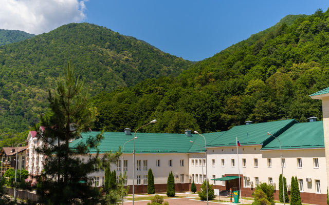 Гостиница More Apartments на Эстонской 37/4 в Красной Поляне отзывы, цены и фото номеров - забронировать гостиницу More Apartments на Эстонской 37/4 онлайн Красная Поляна вид на фасад