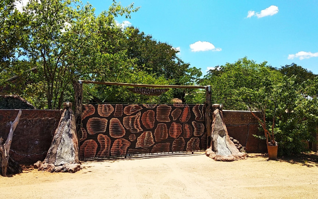 Хостел Elephant Trail Guesthouse and Backpackers