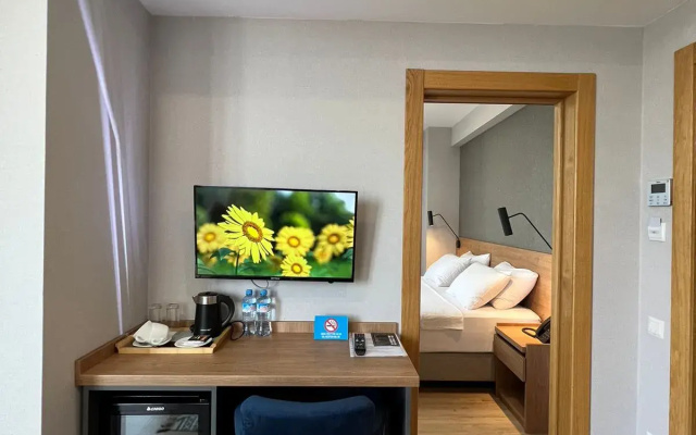 Superior Double Suite with balcony and with view (full double bed) · Banovani Hotel — photo 4