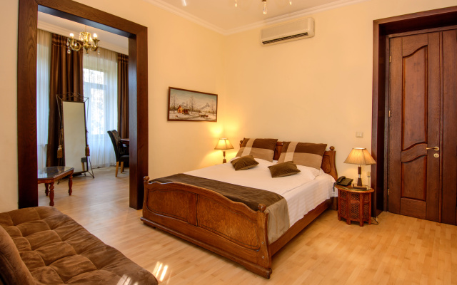 Suite with balcony · British House Hotel — photo 1