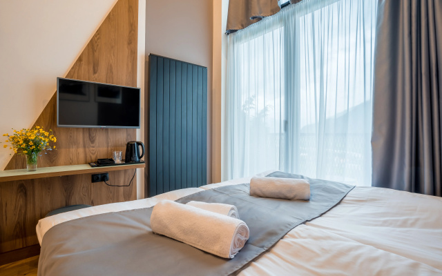 Quadruple Suite with balcony and with mountain view · Step Inn - Kazbegi Boutique-Hotel — photo 3