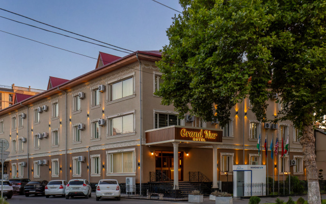 Отель Grand Nur