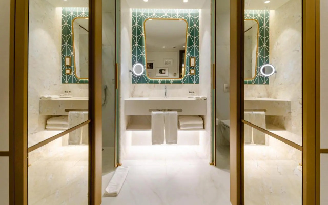 Отель The Emerald House Lisbon, Curio Collection By Hilton