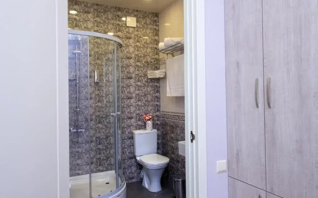 Deluxe Double room with balcony and with view (full double bed) · Tbilisi Mare Guest House — photo 3