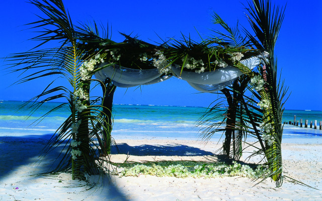 Отель Breezes Beach Club & Spa – Half Board