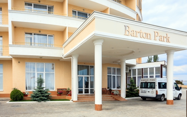 Гостиница Barton Park в Алуште 8 отзывов об отеле, цены и фото номеров - забронировать гостиницу Barton Park онлайн Алушта вид на фасад