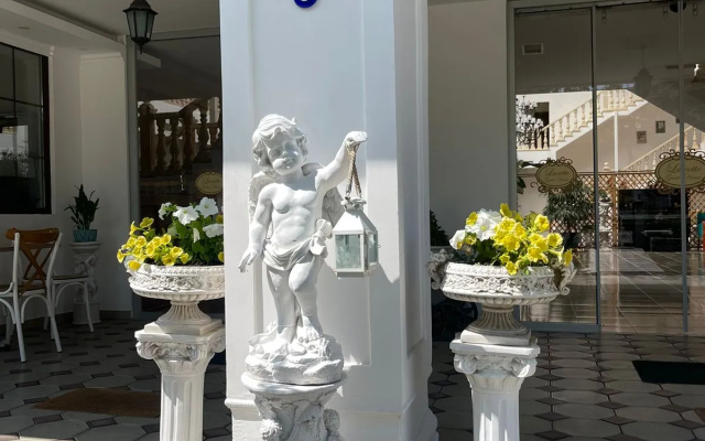 Lucette Guest House