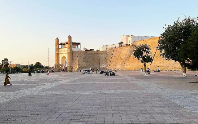 Отель Shom East