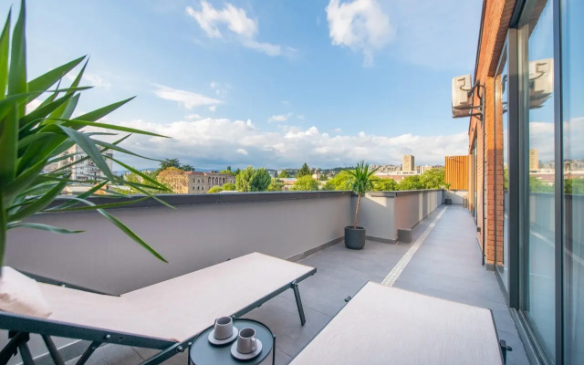 1 Bedroom Penthouse Terrace Double Suite with Kitchen (full double bed) · Gratus Aparthotel Tbilisi — photo 41