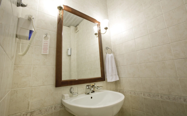 Twin Junior Suite with balcony (twin beds) · Old Kopala & Kopala Blue — photo 6