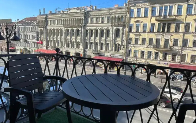 Апартаменты на Невском с балконом