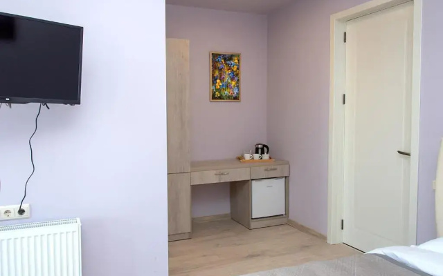 Deluxe Double room with balcony and with view (full double bed) · Tbilisi Mare Guest House — photo 2