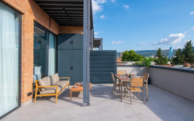 Penthouse Terrace Double Studio Suite with Kitchen (full double bed) · Gratus Aparthotel Tbilisi — photo 18