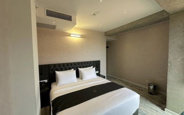 Premium Double room (full double bed) · Mit Tbilisi Hotel — photo 3