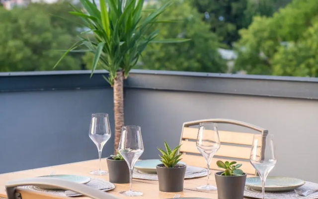 1 Bedroom Penthouse Terrace Double Suite with Kitchen (full double bed) · Gratus Aparthotel Tbilisi — photo 42
