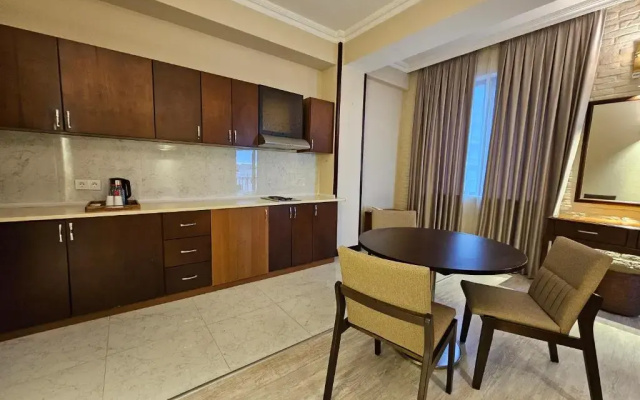 Отель Crown Suites