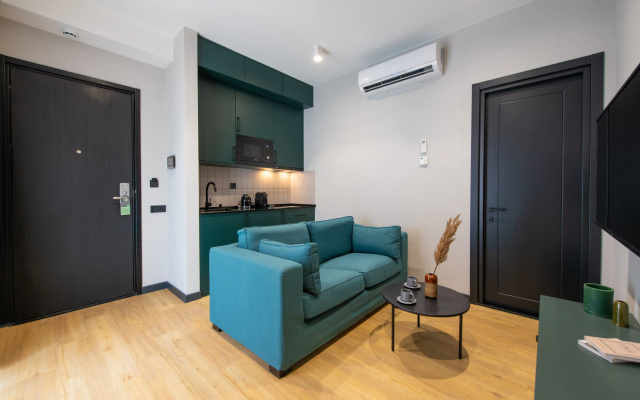 1 Bedroom Terrace Double Suite with Kitchen (full double bed) · Gratus Aparthotel Tbilisi — photo 8