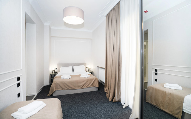 Deluxe Triple room with balcony and with view · Best Tbilisi Hotel — photo 2