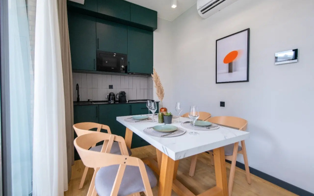 1 Bedroom Premium Double Suite with Kitchen with balcony (full double bed) · Gratus Aparthotel Tbilisi — photo 5