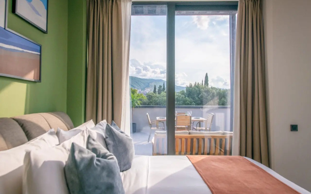 Penthouse Terrace Double Studio Suite with Kitchen (full double bed) · Gratus Aparthotel Tbilisi — photo 4