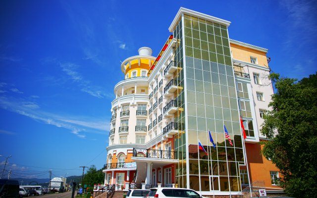 Гостиница Маяк в Листвянке - забронировать гостиницу Маяк, цены и фото номеров Листвянка вид на фасад