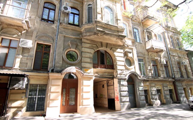 Гостиница Let's go Odessa Аpartments на Соборной Площади вид на фасад