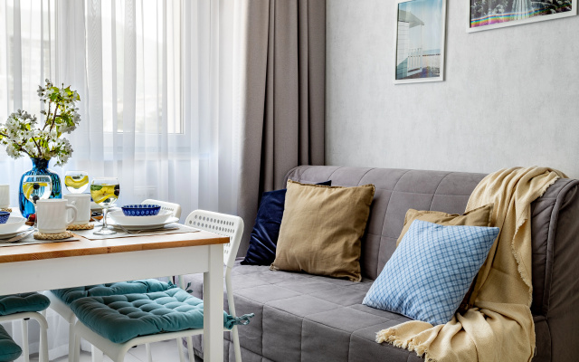 Апартаменты с балконом, вид на горы бассейн во дворе Home Group
