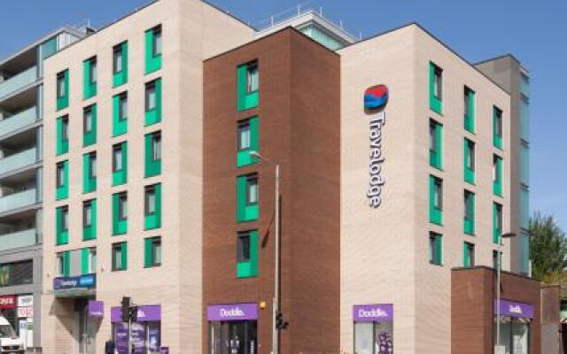 Отель Travelodge Hotel - Epsom Central Великобритания, Эпсом - отзывы, цены и фото номеров - забронировать отель Travelodge Hotel - Epsom Central онлайн вид на фасад