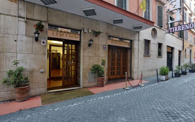 Tirreno Hotel вход в здание