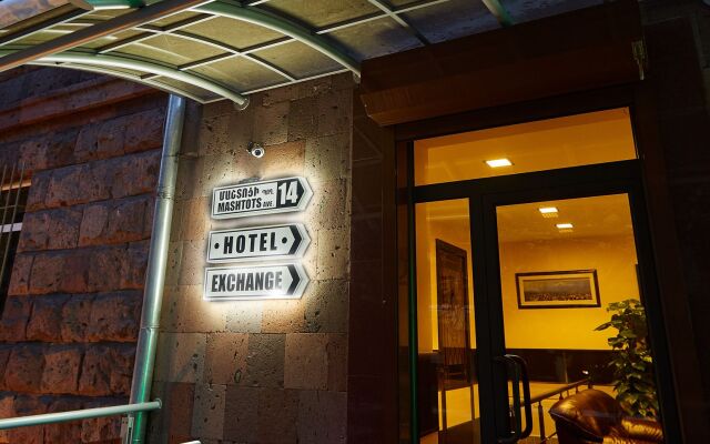 Lilia Hotel Yerevan вход в здание