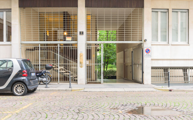 Апартаменты Hintown Apartments Montenapoleone Милан вид на фасад