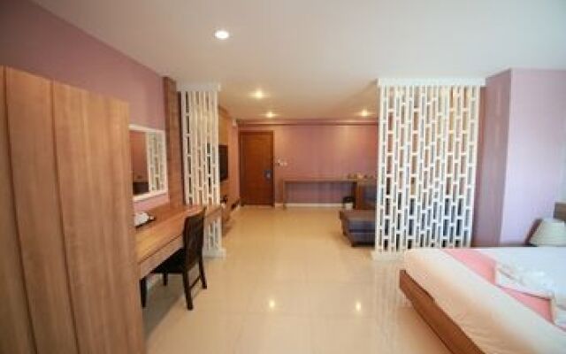 Pintree Service Apartment Pattaya 1