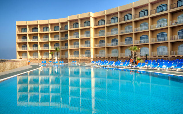 Отель Paradise Bay Resort открытый бассейн