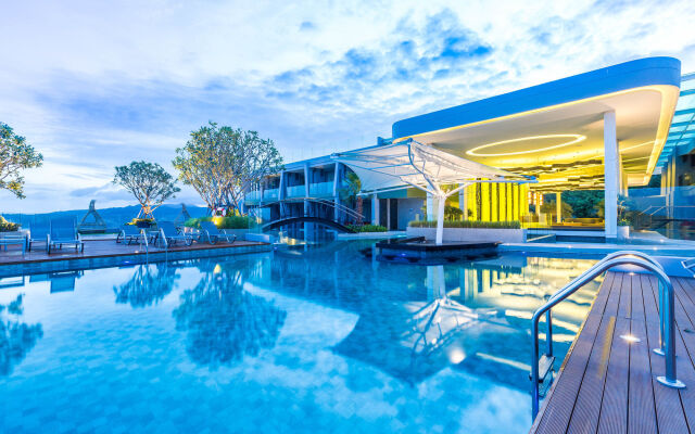 Отель Crest Resort & Pool Villas бассейн
