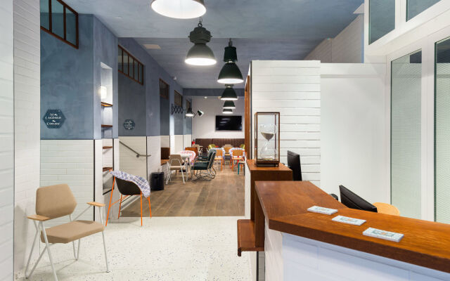 Отель Hôtel OZZ By Happyculture Ницца ресепшен
