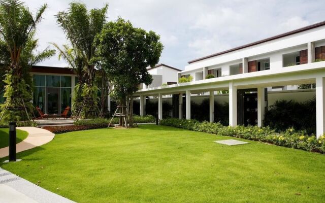 Отель Two Villas Holiday Oxygen Style Bangtao Beach двор