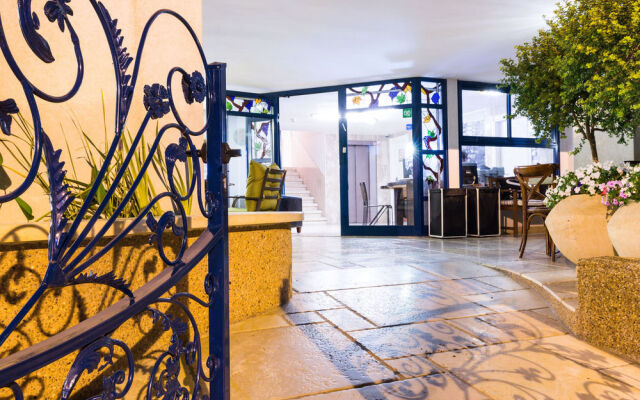 Arbel Suites Hotel вход в здание