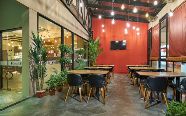 Central 65 Hostel & Cafe 2